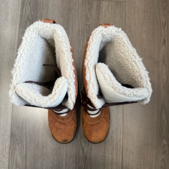 Timberland Sherpa-Lined Tan Winter Boots with White Trim - Picture 3 of 7